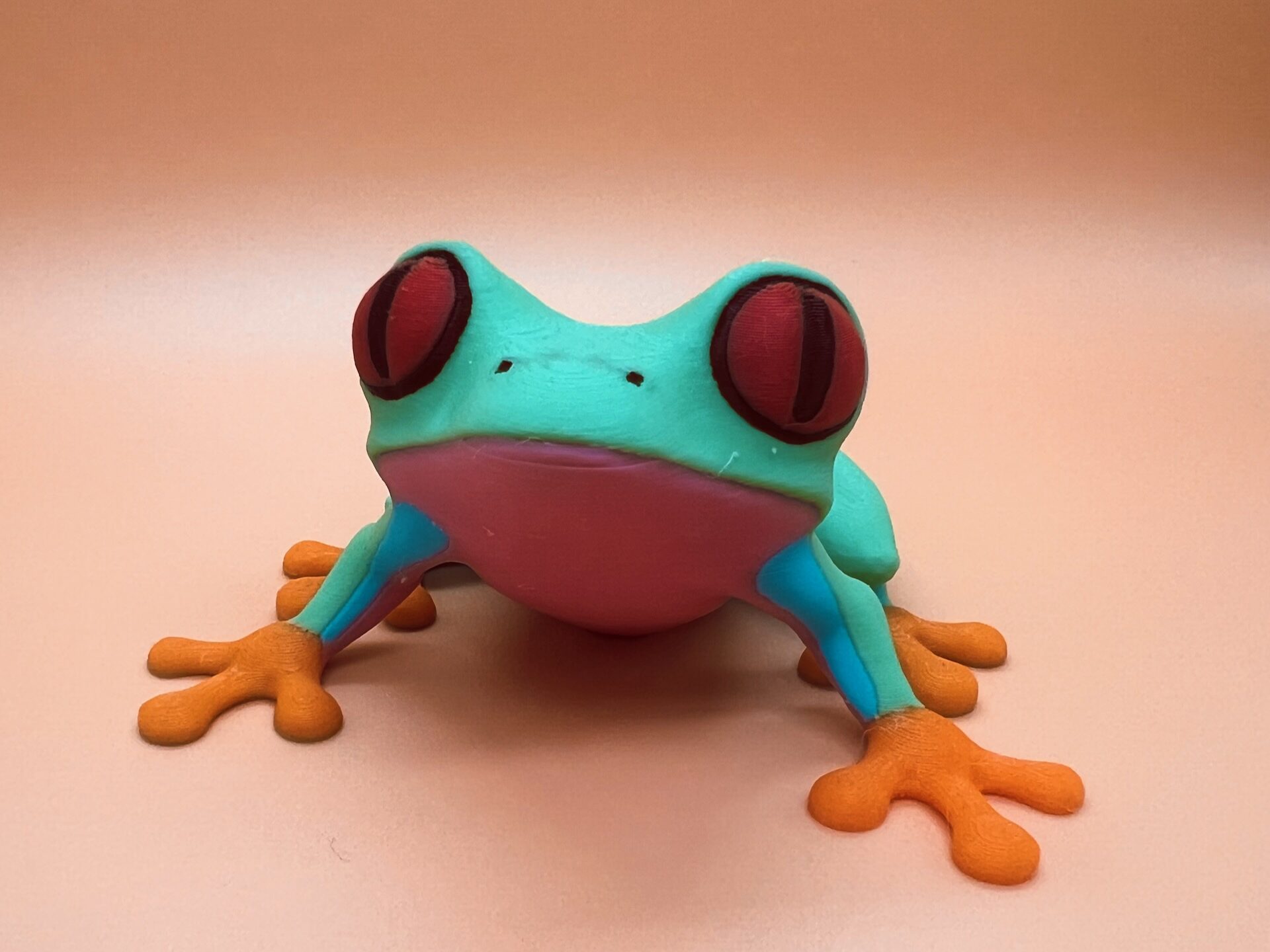 3D-gedruckter Frosch in mehreren Farben