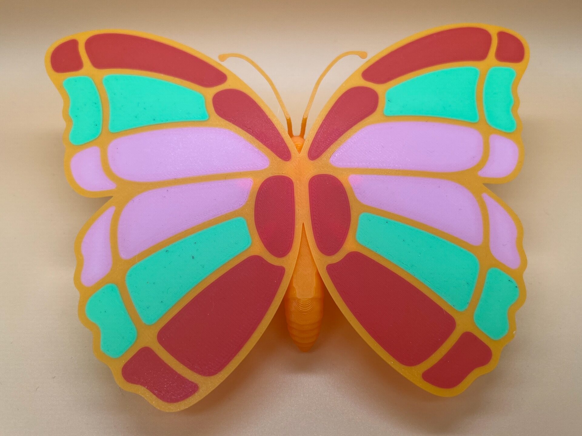 3D-gedruckter Schmetterling in mehreren Farben