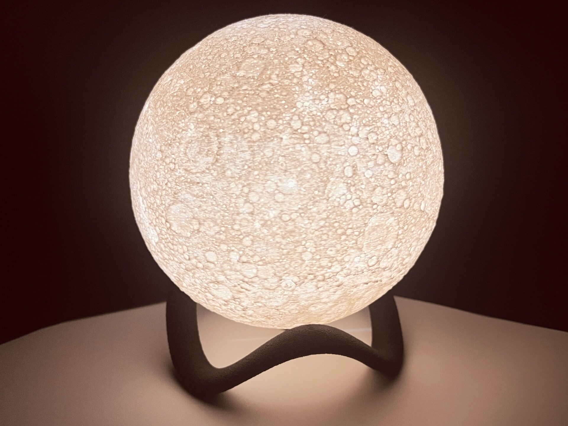 Eingeschaltete, 3D-gedruckte Mondlampe auf einem Tisch