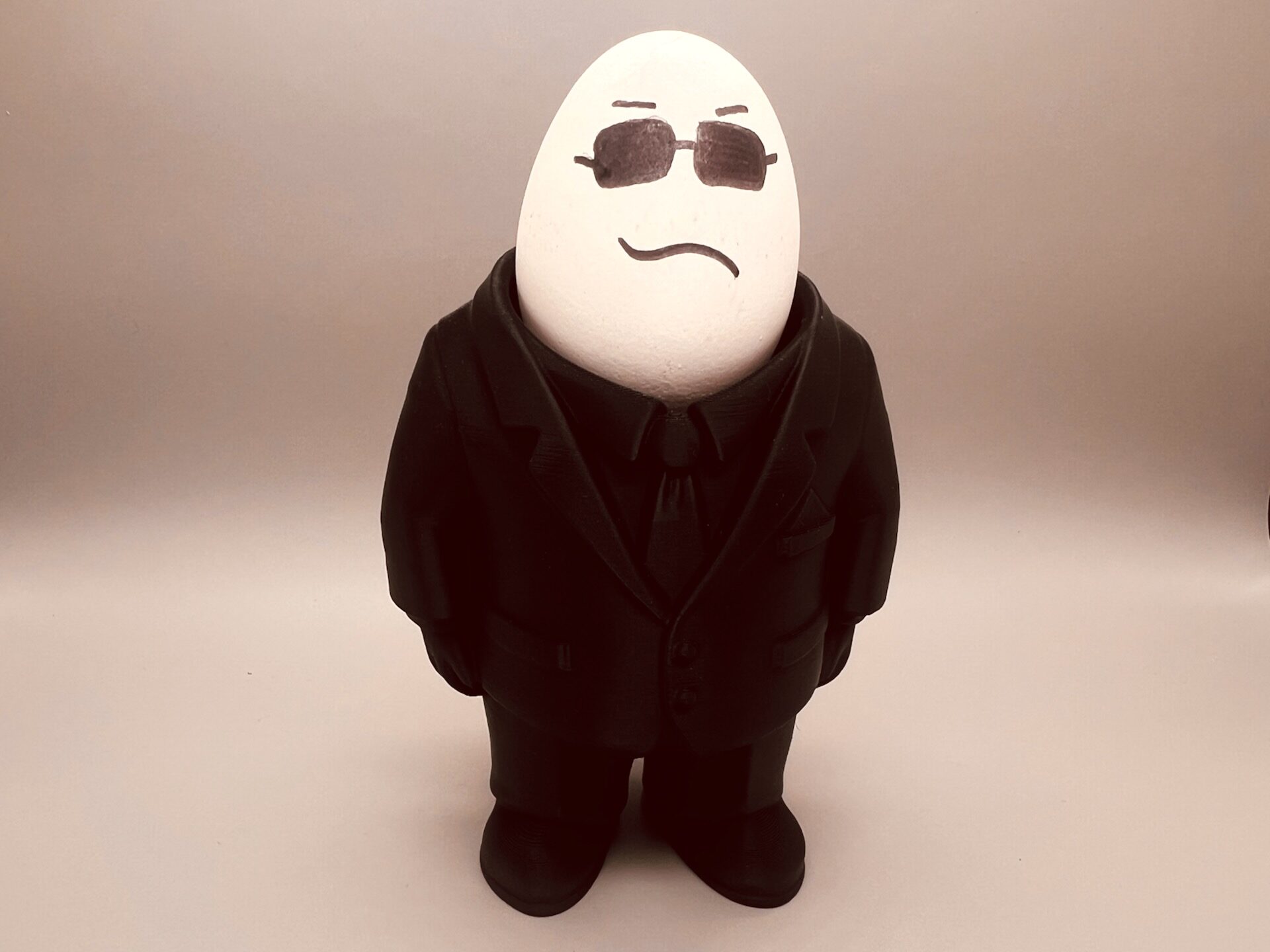 3D-gedruckter Eierbecher im Stil eines „Man in Black“