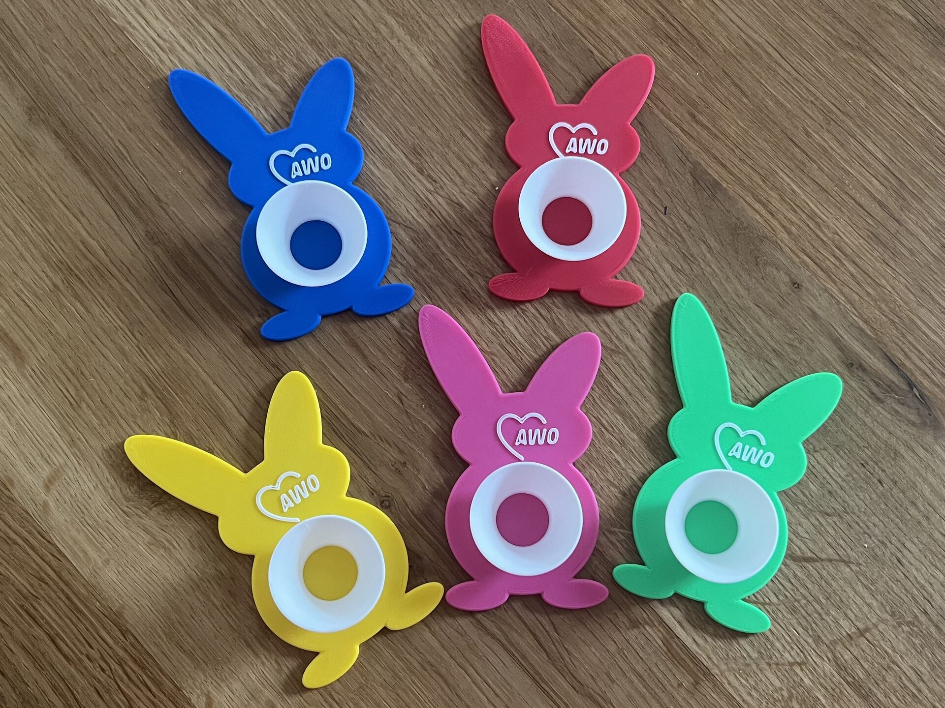 3D-gedruckte Eierbecher in Osterhasenform und verschiedenen Farben auf einem Tisch