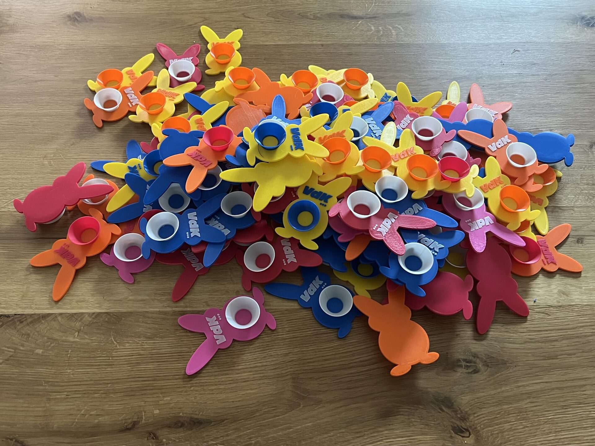 3D-gedruckte Eierbecher in Osterhasenform und verschiedenen Farben auf einem Tisch