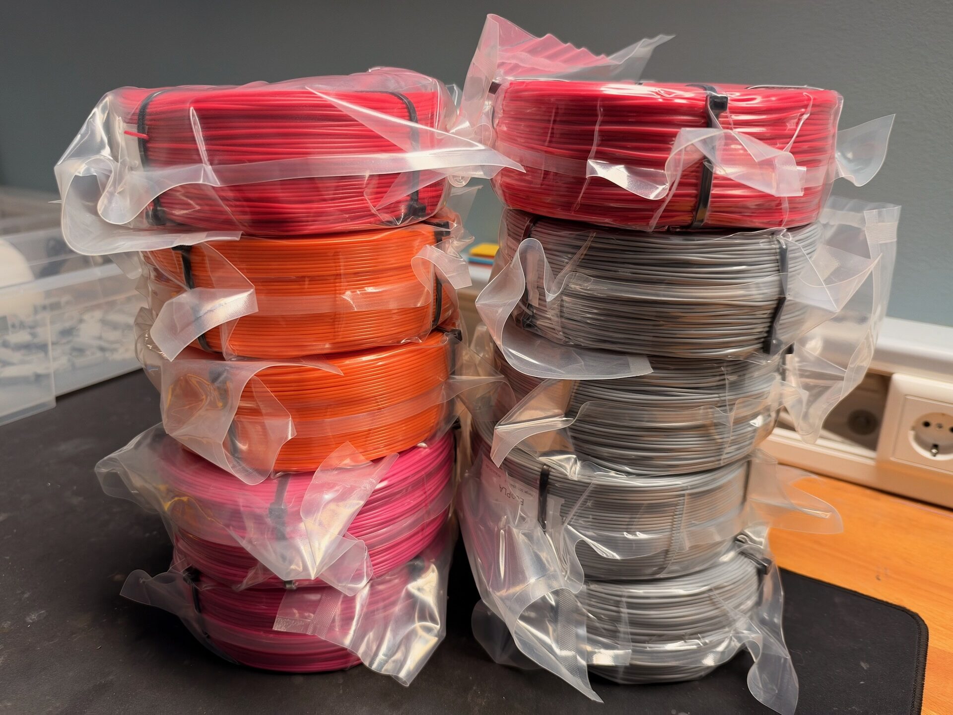 Zehn eingeschweißte Rollen Filament für einen 3D-Drucker
