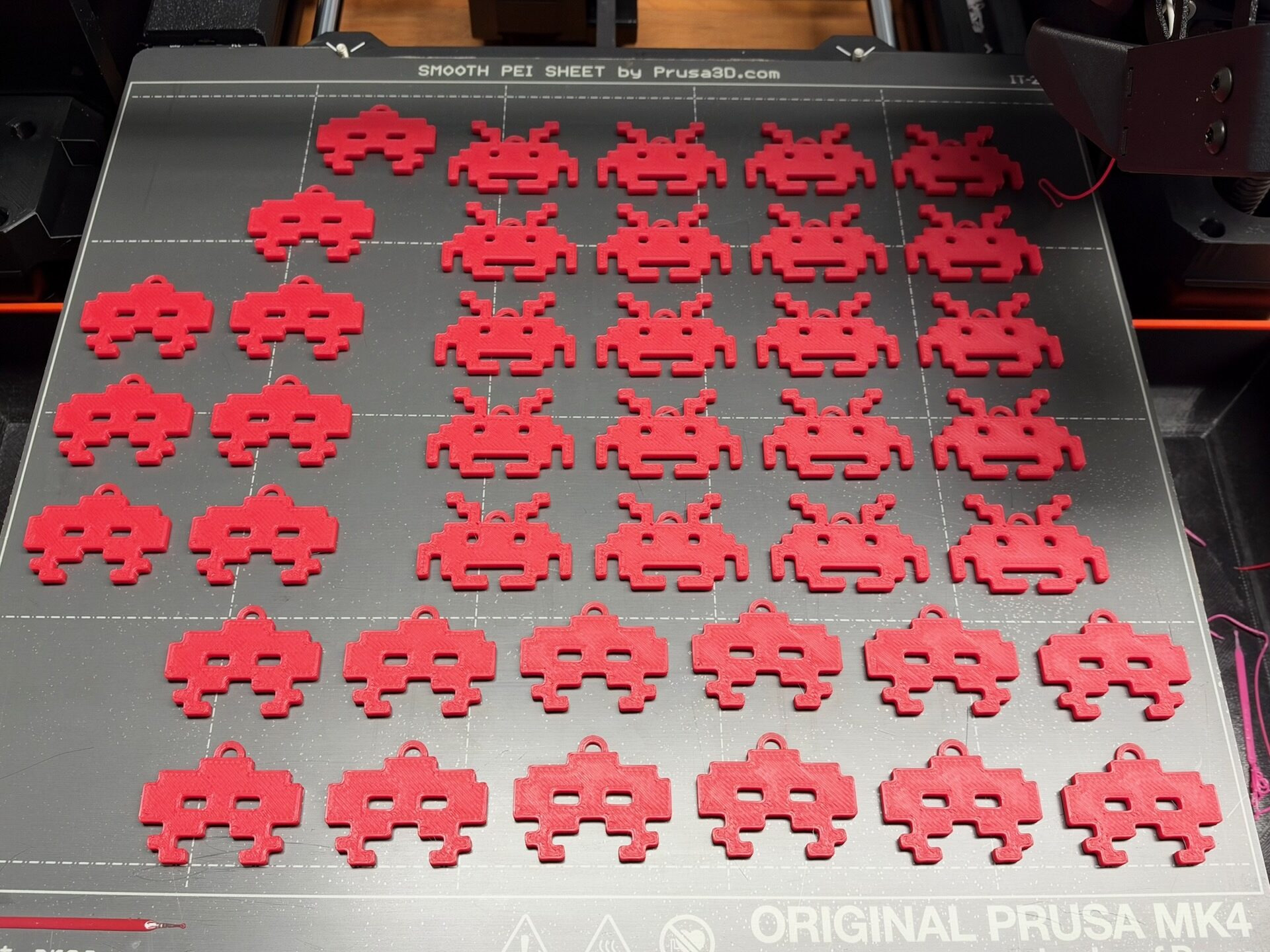 Rote 3D-Drucke mit „Space Invaders“ Motiv auf einem 3D-Drucker